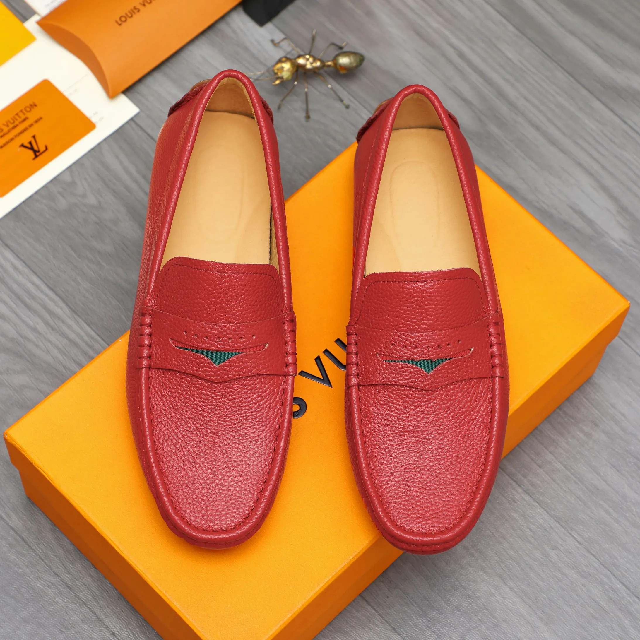 Men's shoes 💰360 Product trademark: LV "Louis Vuitton" casual slip-on men's shoes Regular size: 38-45 Product material: Selected pebbled cowhide upper, pigskin lining, rubber outsole